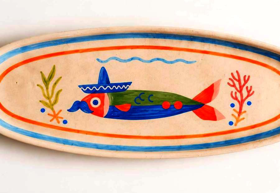 Plato de cerámica pintado a mano con la sardina bigotona